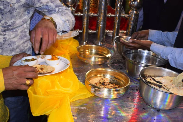 Hand Eines Indischen Mannes Mit Tandoori Roti Teller Aus Einem — Stockfoto