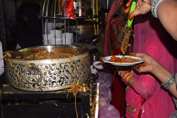 Рука Індійської Жінки Несе Fried Noodless Своїй Тарілці Ложкою Великого — стокове фото
