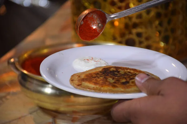 Mano Del Indio Llevando Spice Fried Curd Paratha Plato Con — Foto de Stock