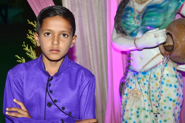 Индийский Ребенок Позирует Женщиной Чучело Сцена Свадебной Церемонии — стоковое фото