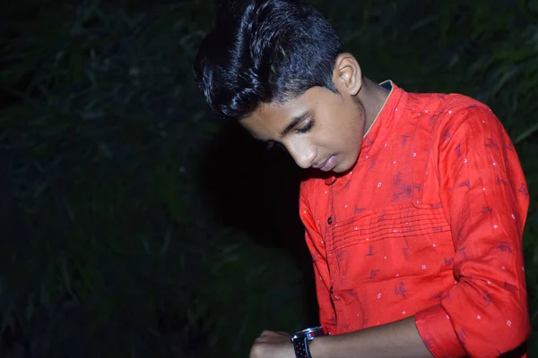 Индийский Сельский Ребенок Красной Рубашке Фотографируется Ночью — стоковое фото