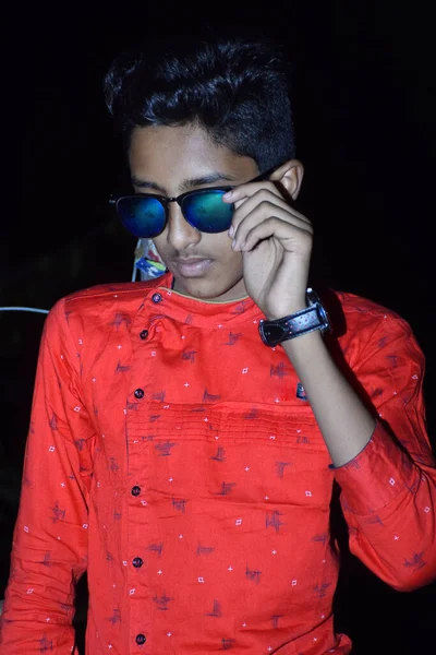 Niño Rural Indio Posando Con Camisa Roja Gafas Oscuras — Foto de Stock