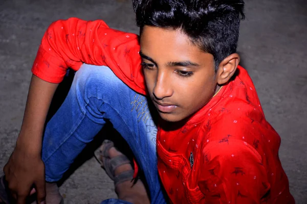 Indisches Landkind Mit Rotem Hemd Wird Nachts Fotografiert — Stockfoto