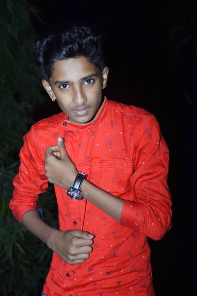 Niño Rural Indio Con Camisa Roja Fotografiado Por Noche — Foto de Stock