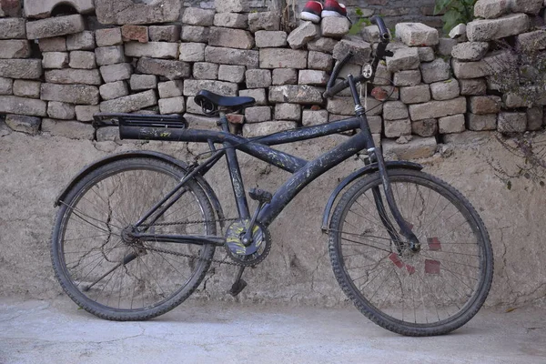 Vieja Bicicleta Color Negro Los Niños Descansando Pared Concepto Aldea —  Fotos de Stock