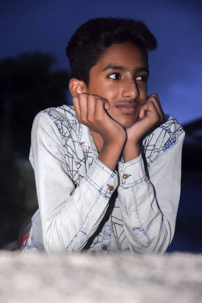 Adolescente Olhando Alegremente Bela Foto Tirada Noite Deitada Nos Braços — Fotografia de Stock