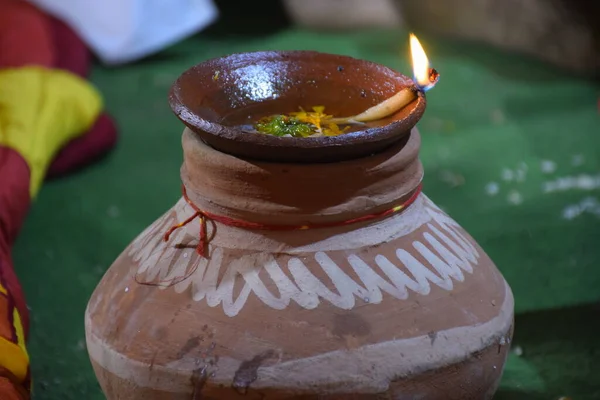 Lámpara Colocada Sobre Cerámica Simboliza Cultura India Lámpara Aceite Con —  Fotos de Stock