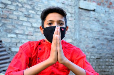 13 yaşındaki Asyalı sevimli çocuk koruyucu maske takıyor, elleri bağlı, Corona virüsünü önlüyor (Covid -19) ve kirliliği önlüyor..