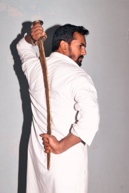 Erkek elinin bilgisayar faresine tıklama görüntüsü. Yakınına bir bilgisayar klavyesi yerleştiriliyor.