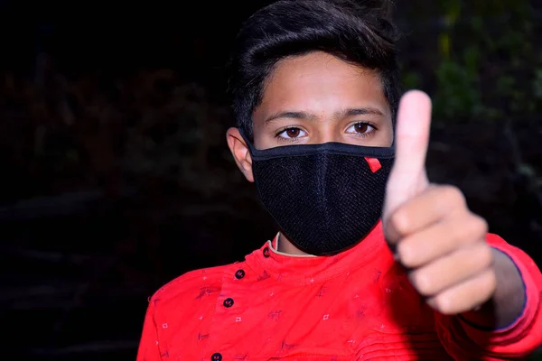 Años Asiático Lindo Niño Usando Máscara Protectora Sosteniendo Thums Hasta — Foto de Stock