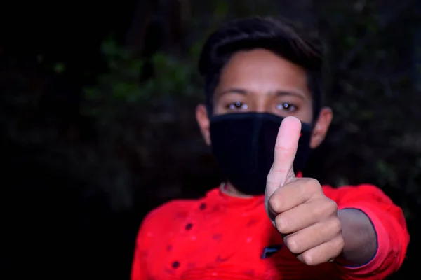 Jaar Oud Aziatisch Schattig Jongen Dragen Beschermende Masker Houden Thums — Stockfoto