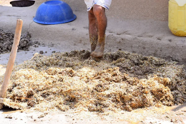 Pies Hombre Mientras Pisotea Suelo Para Construir Una Pared —  Fotos de Stock