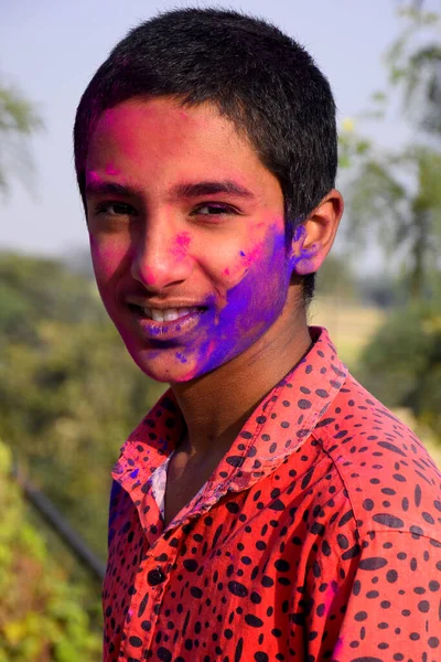 Мальчик Играет Цветами Хорошем Настроении Концепция Фестиваля Индии Holi — стоковое фото
