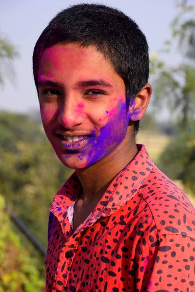 Junge Der Mit Farben Spielt Gut Gelaunt Konzept Für Indisches — Stockfoto