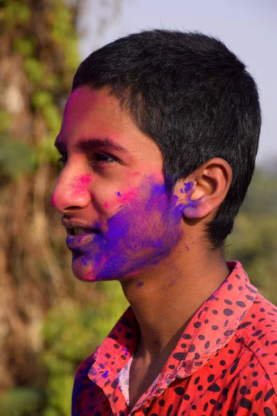 Rapaz Brincar Com Cores Bom Humor Conceito Para Festival Indiano — Fotografia de Stock