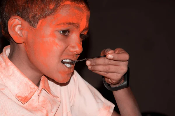 Niño Con Cara Colorida Desayunando Concepto Para Festival Indio Holi — Foto de Stock