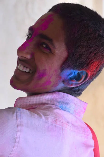 Мальчик Играет Цветами Хорошем Настроении Концепция Фестиваля Индии Holi — стоковое фото