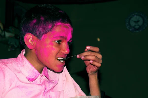 Niño Con Cara Colorida Desayunando Concepto Para Festival Indio Holi — Foto de Stock