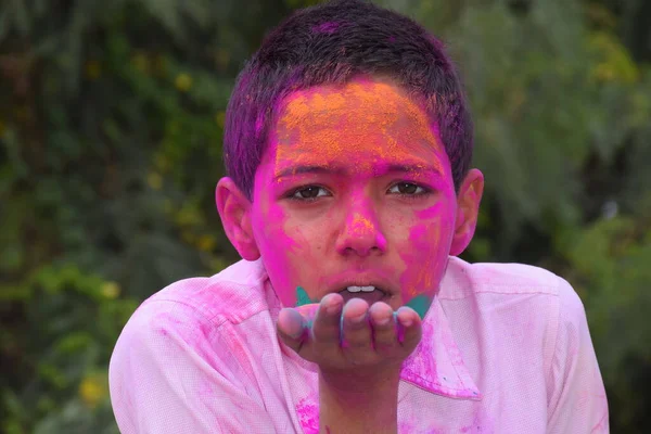 Rapaz Brincar Com Cores Bom Humor Conceito Para Festival Indiano — Fotografia de Stock