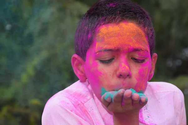 Junge Der Mit Farben Spielt Gut Gelaunt Konzept Für Indisches — Stockfoto