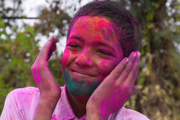 Rapaz Brincar Com Cores Bom Humor Conceito Para Festival Indiano — Fotografia de Stock