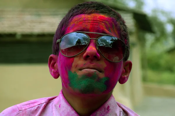 Kleiner Junge Spielt Mit Farben Trägt Brille Schuluniform Konzept Für — Stockfoto