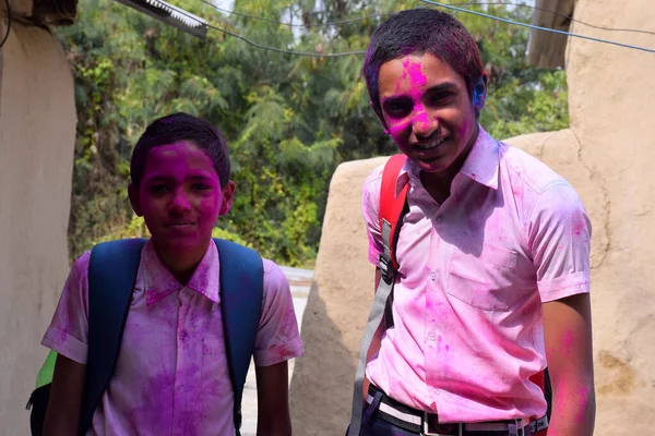 Twee Jongens Spelen Kleuren Vrolijke Houding Concept Voor Indiase Festival — Stockfoto