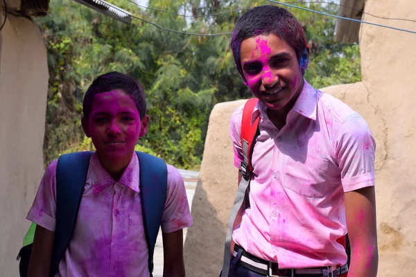 Dos Chicos Están Jugando Colores Postura Feliz Concepto Para Festival — Foto de Stock