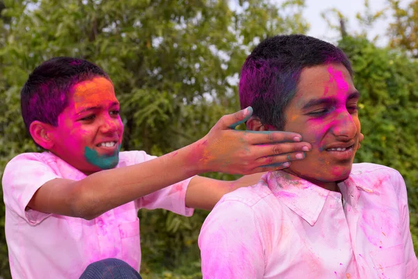 Zwei Jungen Spielen Fröhlichen Farben Konzept Für Indisches Holi Fest — Stockfoto