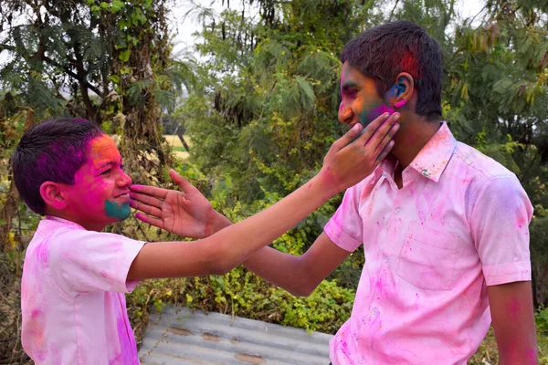 Два Мальчика Играют Цветах Счастливой Позе Концепция Индийского Фестиваля Холи — стоковое фото