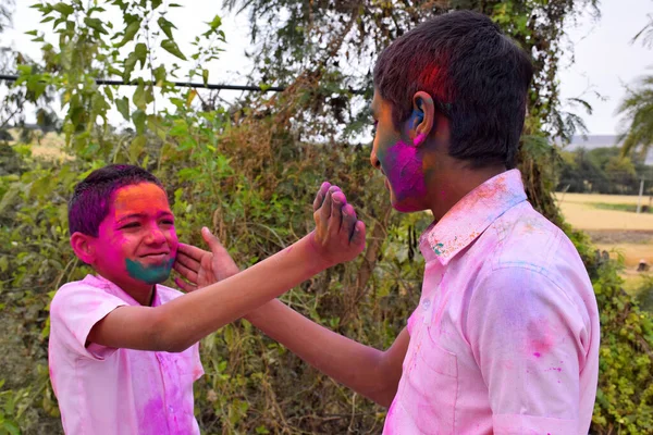 Dois Meninos Estão Jogando Cores Postura Feliz Conceito Para Festival — Fotografia de Stock