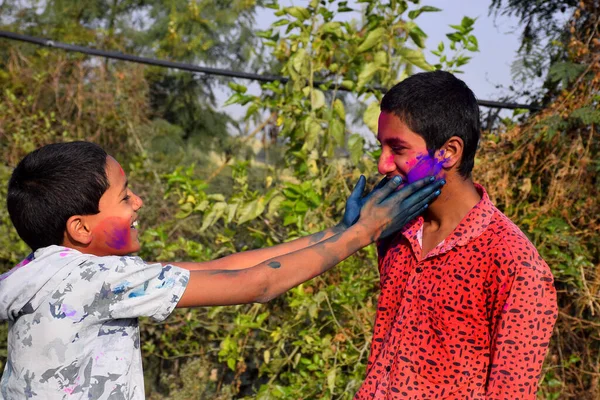 Zwei Jungen Spielen Fröhlichen Farben Konzept Für Indisches Holi Fest — Stockfoto