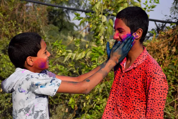 Dois Meninos Estão Jogando Cores Postura Feliz Conceito Para Festival — Fotografia de Stock