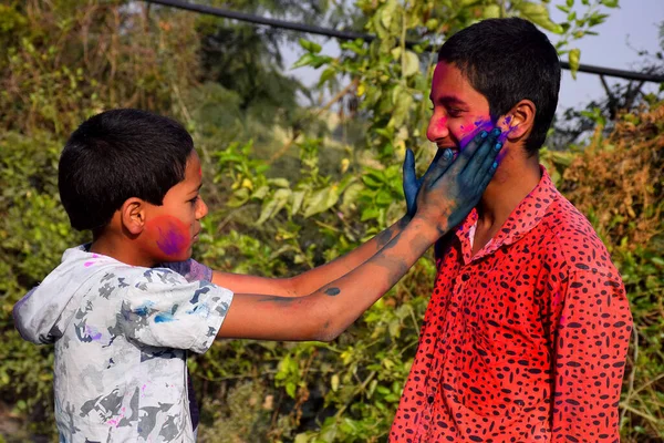 Dois Meninos Estão Jogando Cores Postura Feliz Conceito Para Festival — Fotografia de Stock