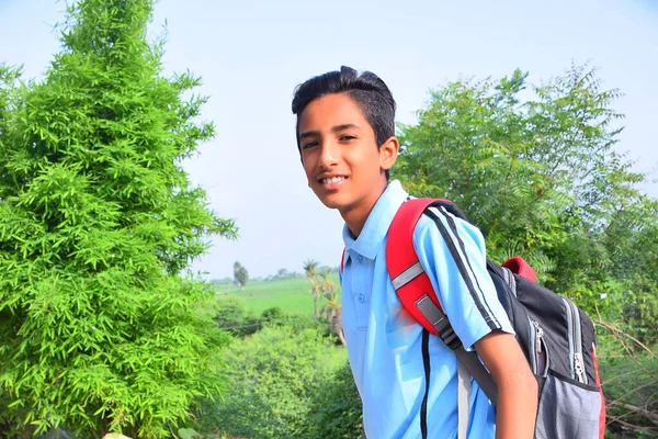 Indiana Criança Rural Pendurado Saco Escolar Uniforme Escolar — Fotografia de Stock