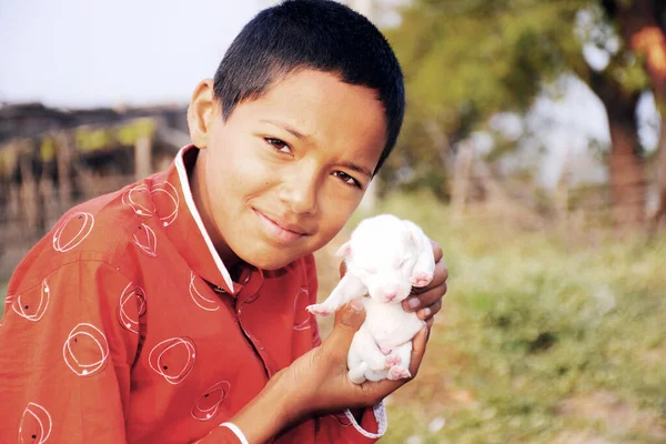 Indisches Landkind Glücklicher Haltung Mit Rotem Hemd Und Hundewelpe — Stockfoto