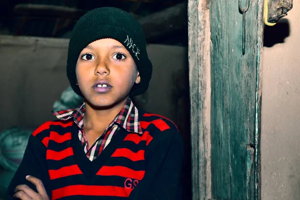 在一个寒冷的夜晚 印度农村的孩子穿着毛衣 头戴帽子 站在他家门口 — 图库照片