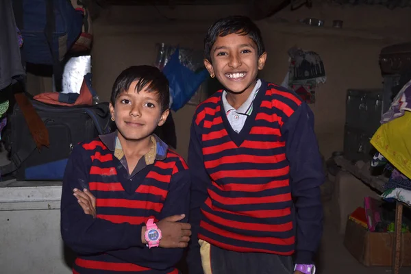 Dos Niños Rurales Indios Mirando Cámara Sus Casas Vistiendo Suéteres — Foto de Stock