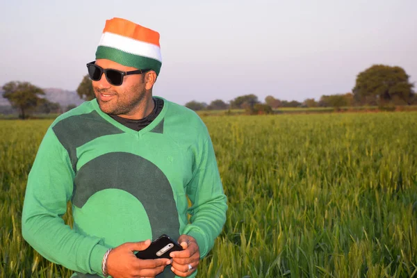 Vestindo Turbante Tricolor Fazendeiro Indiano Está Falando Seu Celular Noite — Fotografia de Stock