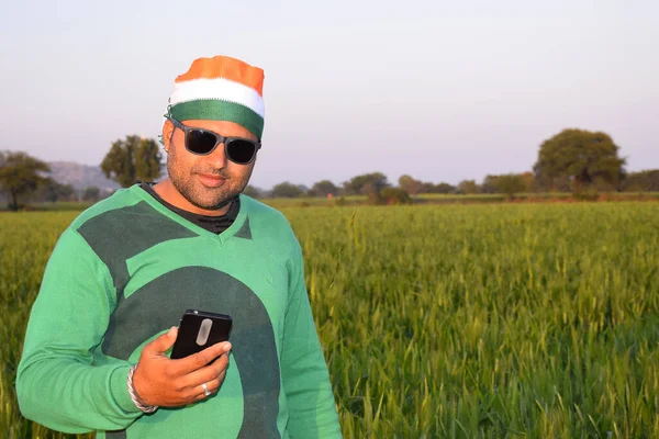 Sobě Tříbarevný Turban Indiánský Farmář Mluví Svém Mobilu Večerních Hodinách — Stock fotografie
