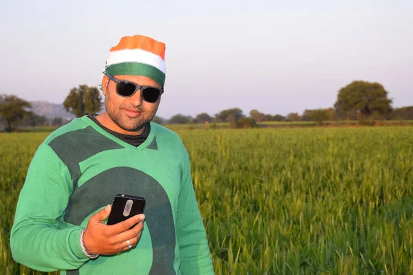 Con Indosso Turbante Tricolore Contadino Indiano Parla Cellulare Sera Nei — Foto Stock