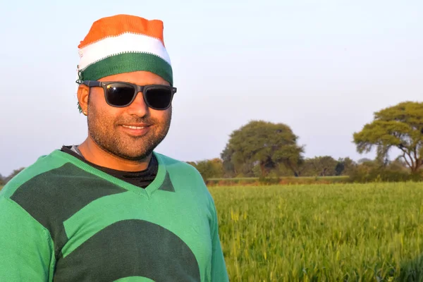 Usando Turbante Tricolor Granjero Indio Está Hablando Móvil Por Noche — Foto de Stock