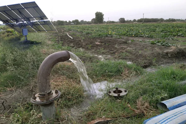 Attrezzature Agricole Irrigazione Campo Getto Acqua Dietro Quale Pannello Solare — Foto Stock