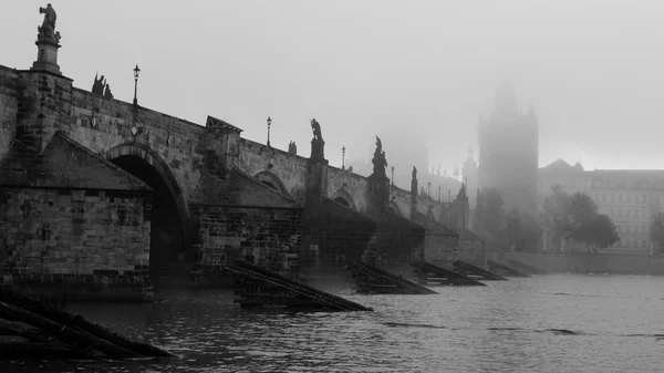 霧のかかった朝にカレル橋 — ストック写真