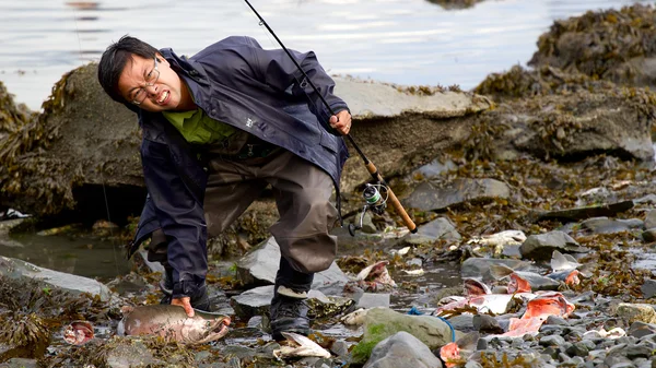 Asiatische Fischer gefangen Lachs in seward — Stockfoto