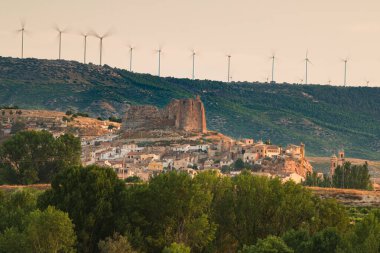 Şatosu, kiliselerinin kuleleri ve yel değirmenleriyle dolu bir dağla Borja şehrinin panoramik manzarası.