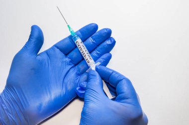 Coronavirus aşısı ya da covid-19 'un fotokopi alanı ile ilgilenen eller