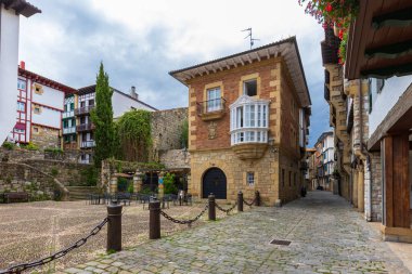 Honarribia ya da Fuenterraba, İspanya 'nın Bask Bölgesi şehri, Guipuzcoa eyaletinin kuzeydoğu ucunda, Bidasoa Nehri ağzında yer alır..