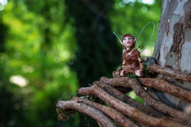 Seçici Odaklanma. Gerçek bir ormanda peri figürü. Bureta, Zaragoza, İspanya. Burobosque 'da. Burosque encantado. Elfler ve mitolojik ve fantastik yaratıklar ormanı..