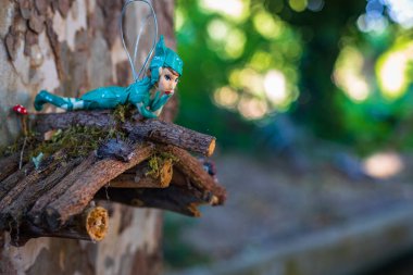 Seçici Odaklanma. Gerçek bir ormanda peri figürü. Bureta, Zaragoza, İspanya. Burobosque 'da. Elfler Ormanı ve mitolojik ve fantastik yaratıklar. Burosk.